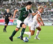 ＦＣ岐阜×愛媛＝前半、右サイド深くまで攻め込むＦＣ岐阜のＤＦ生地＝長良川競技場
