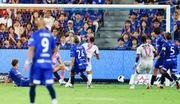 　長崎―京都　後半、ゴールを決める京都・ラファエルエリアス（中央奥）＝ピースタ