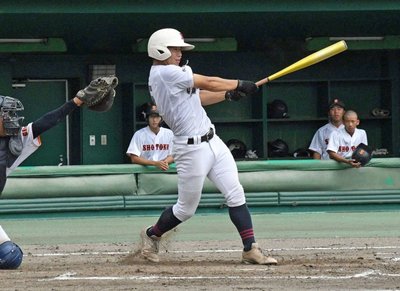 岐阜第一×岐阜聖徳学園=8回表岐阜第一2死満塁、逆転の遊撃内野安打を放つ森山獅優=長良川