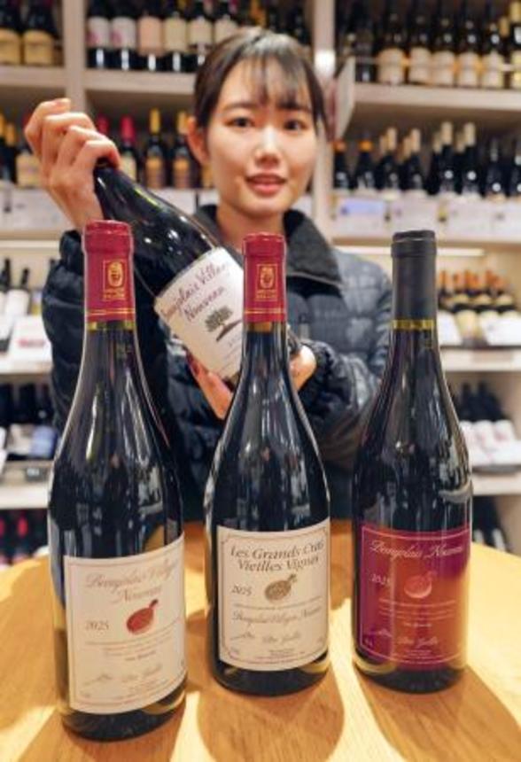 　東京・銀座のワイン専門店に並べられた「ボージョレ・ヌーボー」＝１９日午後１１時１５分