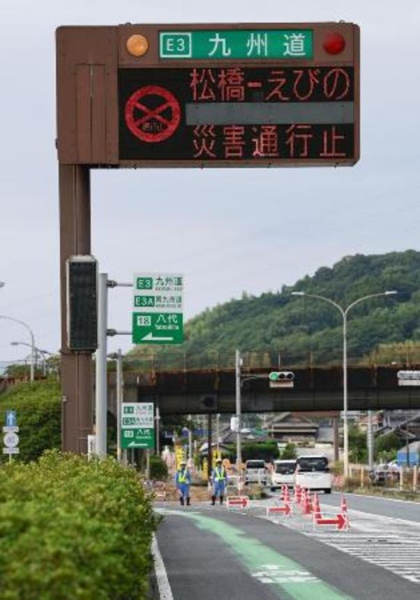 　地震の影響で一般車両が通行止めとなった九州自動車道の八代ＩＣ入り口＝＝１３日、熊本県八代市
