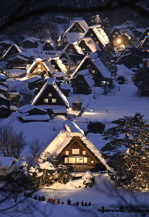 雪の合掌集落を照らし出した白川郷ライトアップ＝１６日午後５時２８分、岐阜県白川村荻町