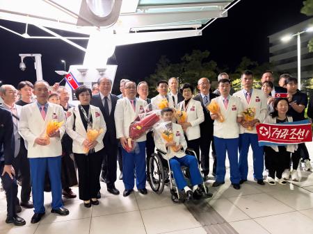 　１２日夜、中部国際空港に到着した愛知・名古屋アジアパラ大会に参加する北朝鮮選手団