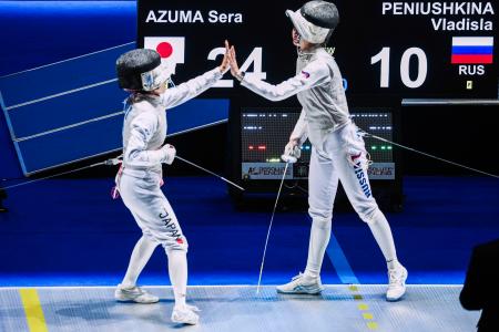 　女子フルーレ団体の準々決勝でロシア選手と対戦した東晟良（左）＝香港（タス＝共同）