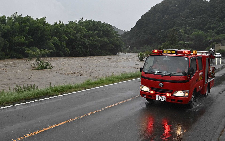 県道に迫る濁流＝１６日午後４時４１分、関市、津保川