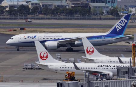 　全日空（奥）と日航の航空機＝４月、羽田空港