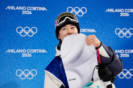 　男子ハーフパイプ予選２回目を終え、笑顔を見せる戸塚優斗＝リビーニョ（共同）