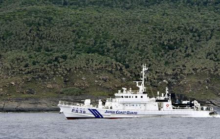 　沖縄県・尖閣諸島の魚釣島周辺を航行する海上保安庁の巡視船＝２０２４年