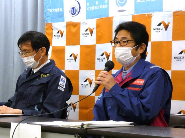 記者会見する国土交通省の担当者ら＝愛知県庁