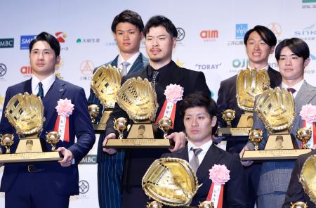 　三井ゴールデングラブ賞を受賞し記念写真に納まる阪神・佐藤輝（中央）ら＝２７日、東京都内のホテル