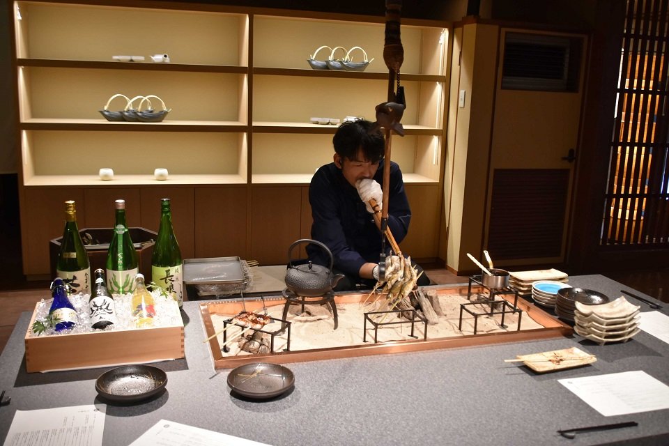 五平餅などの郷土料理が楽しめる囲炉裏＝岐阜市長良志段見、長良川清流ホテル