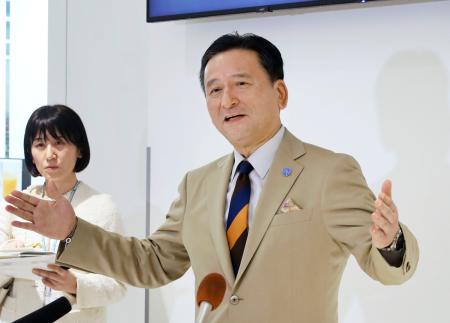 　国交省の水嶋智事務次官との会談後、取材に応じる佐賀県の山口祥義知事＝２９日午後、佐賀空港