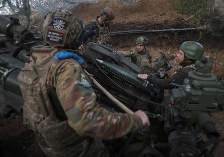 　ロシア兵を攻撃するための準備をするウクライナ軍の兵士ら＝９日、ウクライナ東部ドネツク州（ロイター＝共同）