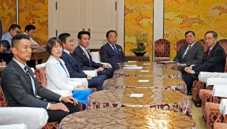 　トランプ米政権の高関税政策を巡る日米交渉について、与野党党首会談に臨む石破首相（右から２人目）、立憲民主党の野田代表（同３人目）ら＝１２日午後、国会