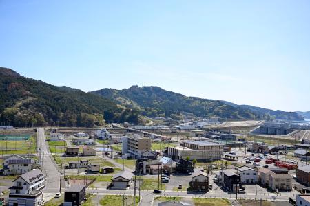 　大規模な山林火災による避難指示の大半が解除されてから一夜明けた岩手県大槌町＝３０日午前