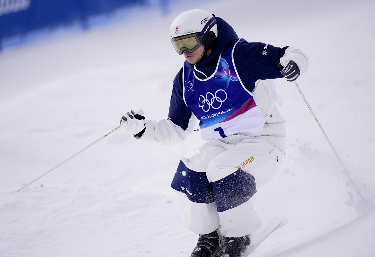 １０日の男子モーグル予選で圧巻の滑りを見せた堀島行真＝リビーニョ（共同）