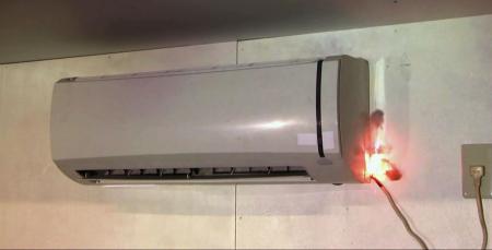 　電源の不適切な接続による発火の再現（ＮＩＴＥ提供）