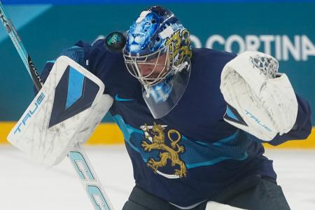 　アイスホッケーの男子１次リーグ、スウェーデン戦でシュートを止めるフィンランドのＧＫユーセ・サロス＝１３日、ミラノ（ＡＰ＝共同）