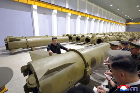 　軍需工場を視察する北朝鮮の金正恩朝鮮労働党総書記（奥）＝６日（朝鮮中央通信＝共同）