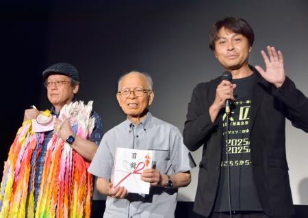 　俳優の寿大聡さん（右）らから寄付金を受け取った高良政勝さん（中央）＝１９日午後、那覇市