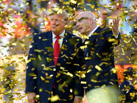 　サッカーＷ杯北中米３カ国大会決勝の表彰式で、トランプ米大統領（左）と話すＦＩＦＡのインファンティノ会長＝ニューヨーク（共同）