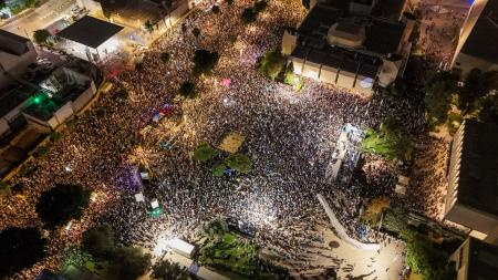 　２４日、イスラエル・テルアビブで、イスラム組織ハマスの奇襲を巡る国家調査委員会の設置を求めて開かれた大規模集会（ロイター＝共同）