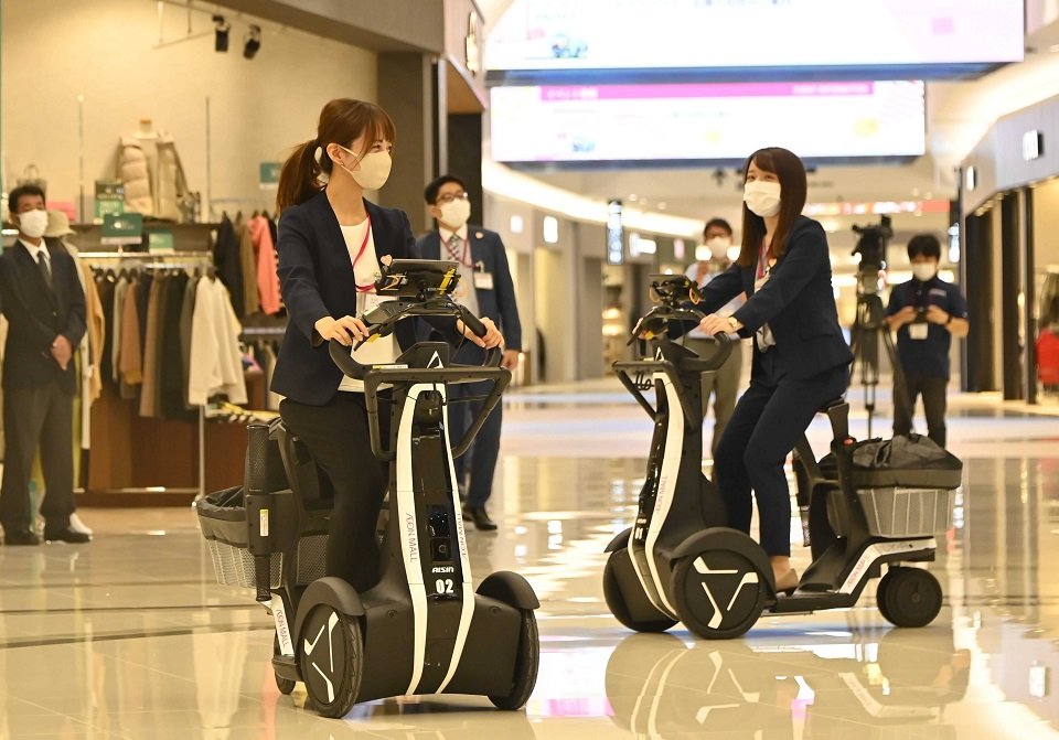店内で貸し出される乗り物「アイリー・エーアイ」＝土岐市土岐津町土岐口、イオンモール土岐