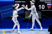 　女子フルーレ団体の準々決勝でロシア選手と対戦した東晟良（左）＝香港（タス＝共同）