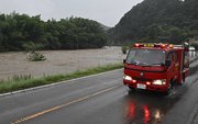 県道に迫る濁流＝１６日午後４時４１分、関市、津保川