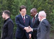 　Ｇ７サミットが開かれたカナダ・カナナスキスで、首脳らの記念撮影に臨む韓国の李在明大統領（中央）＝１７日（聯合＝共同）
