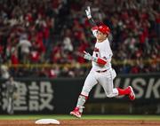 　６回、満塁本塁打を放ち、笑顔で塁を回る広島・小園＝マツダ