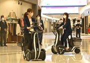 店内で貸し出される乗り物「アイリー・エーアイ」＝土岐市土岐津町土岐口、イオンモール土岐