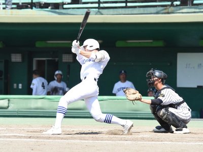 県岐阜商×高山西＝５回裏県岐阜商１死満塁、２点二塁打を放つ大東＝長良川