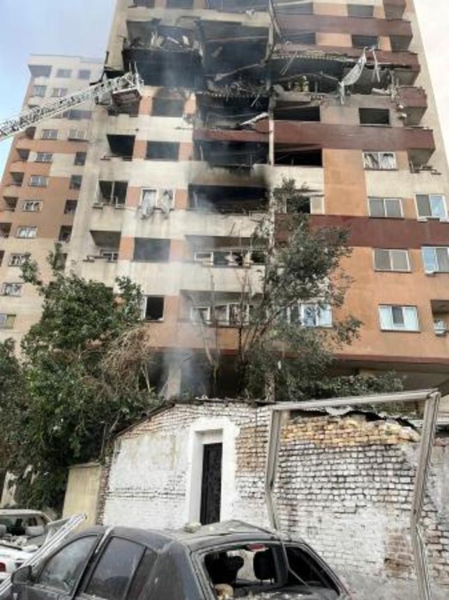 　損傷した建物＝１３日、イラン・テヘラン（ＡＰ＝共同）