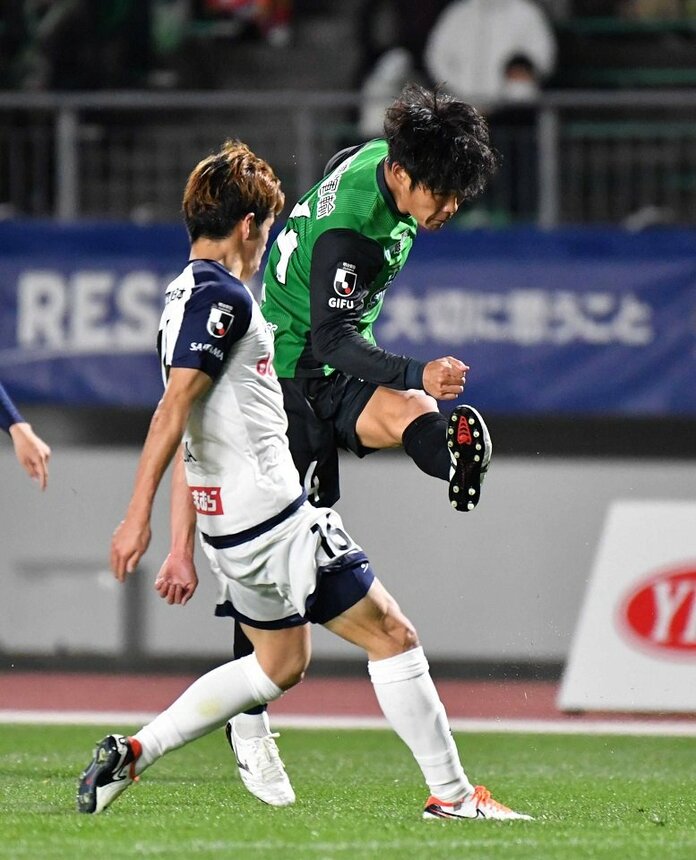 ＦＣ岐阜×大宮＝前半、シュートを放つＦＣ岐阜のＦＷ粟飯原＝長良川競技場