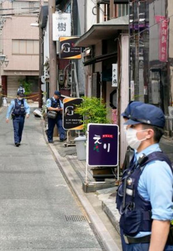 　ガールズバーで女性２人が刺される事件があった、繁華街の現場付近＝６日午前９時５１分、浜松市中央区