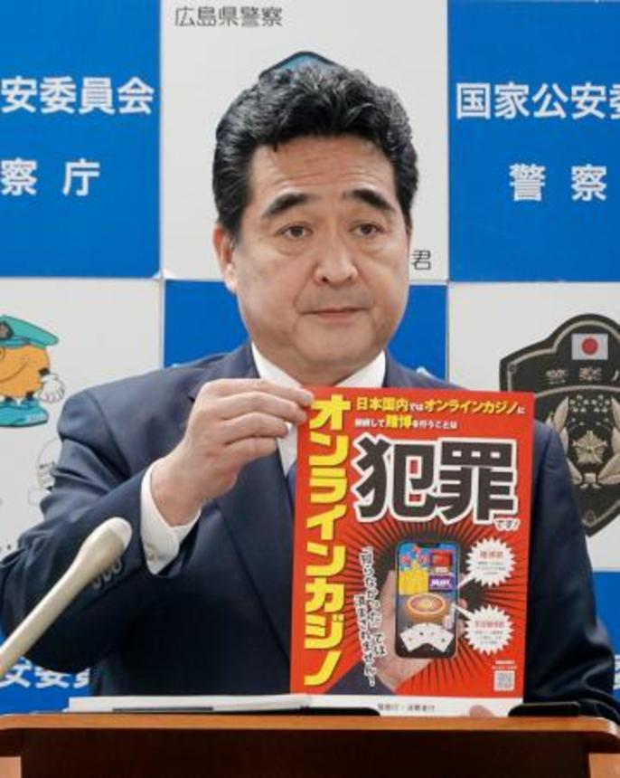 　記者会見する坂井国家公安委員長＝１９日、警察庁