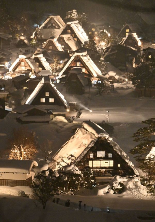 雪の合掌集落を照らし出した白川郷ライトアップ＝１６日午後５時５３分、岐阜県白川村荻町