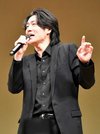 「恵比寿」を熱唱する真田ナオキさん＝輪之内町中郷新田、町文化会館