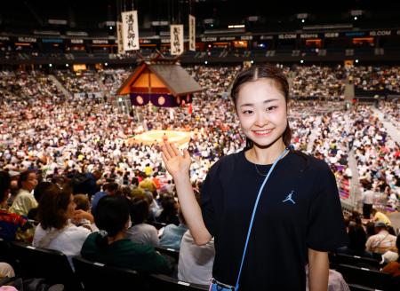 　大相撲名古屋場所を観戦したフィギュアスケート女子の島田麻央＝ＩＧアリーナ