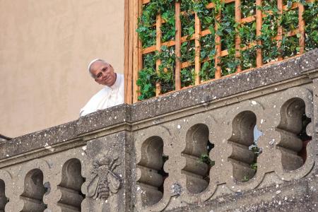 　ローマ近郊にある教皇離宮のバルコニーから顔をのぞかせるローマ教皇レオ１４世＝６日、カステルガンドルフォ（ＡＰ＝共同）
