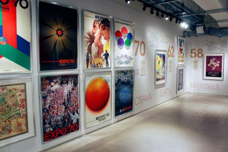 　歴代万博ポスターの展示＝１日、京都市下京区の「京都ｄｄｄギャラリー」