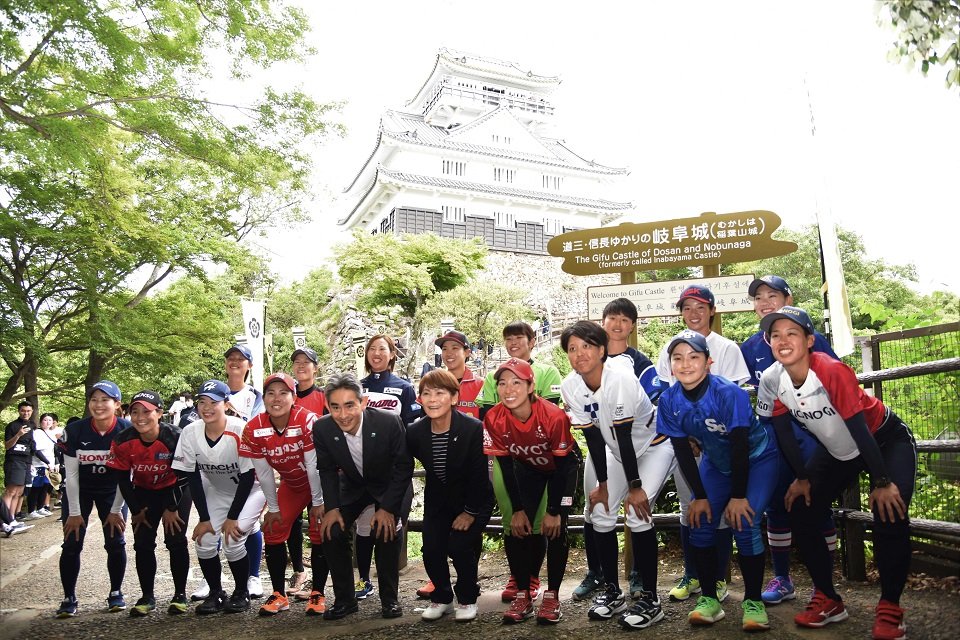 岐阜城を背景に記念写真に納まる各チームの主将ら＝岐阜市、金華山