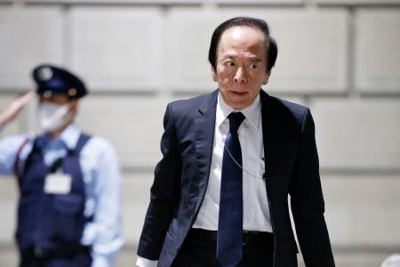 　金融政策決定会合に出席するため、日銀本店に入る植田総裁＝２７日午前