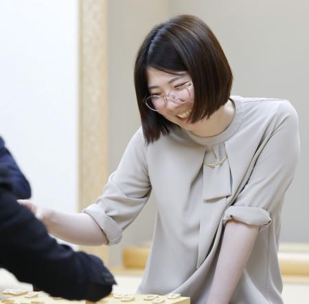　将棋の第４７期霧島酒造杯女流王将戦３番勝負の第３局で中七海女流三段を破って４連覇を果たし、対局を振り返る西山朋佳女流王将＝２９日午後、東京都渋谷区の将棋会館