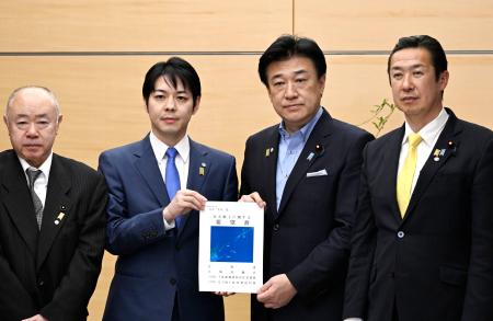 　北方領土に関する要請書を木原官房長官（中央右）に手渡す北海道の鈴木直道知事（同左）＝１９日午後、首相官邸