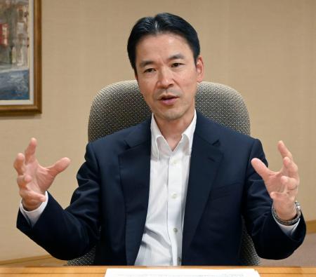 　インタビューに応じるみなと銀行の持丸秀樹社長