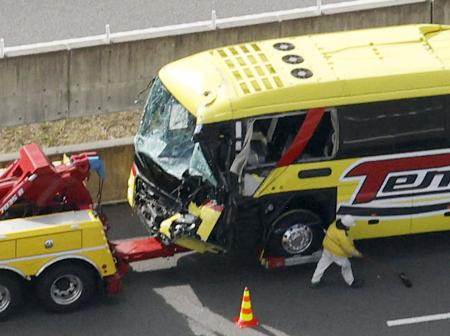 　浜松市の新東名高速道路で大型トラックに追突し、前面が大破した高速バス＝２０２２年１２月