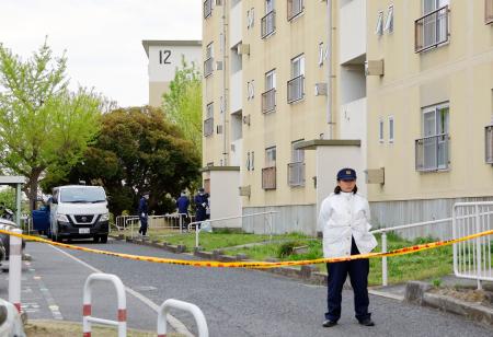 　住人の母親と娘が殺害された大阪府和泉市の集合住宅を調べる大阪府警の捜査員＝１５日午後１時１分