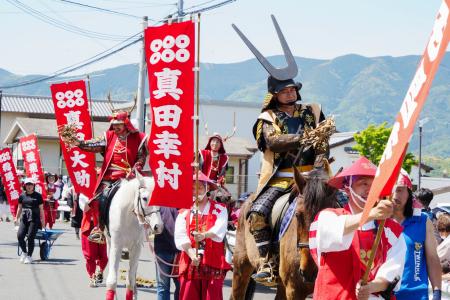 　「真田まつり」で行われた武者行列＝５日午後、和歌山県九度山町